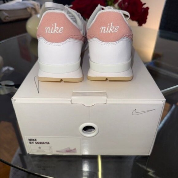 Women's Nike Sneakers Size 8 - Pink and White - Brand New! - Picture 4 of 4
